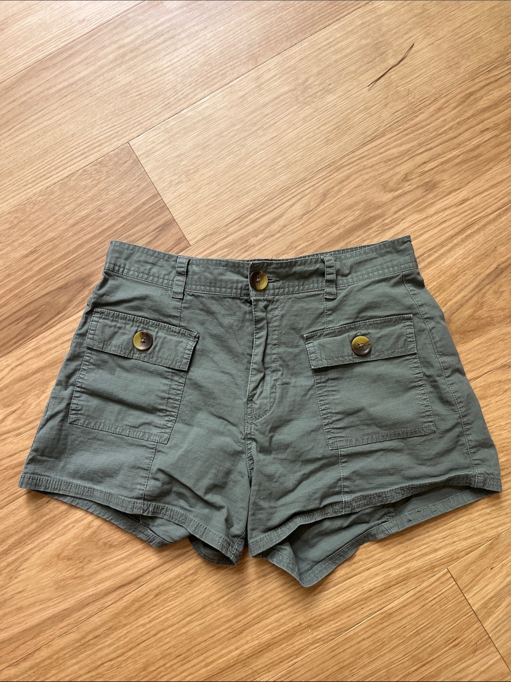 Vuori Women’s Vintage RipStop Utility Olive Green Cargo Shorts size S